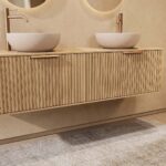 Rond hangend naturel eiken badkamermeubel 160 cm met groevenfront, eiken blad en beige limestone waskom