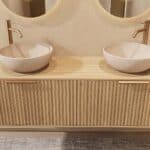 Rond hangend naturel eiken badkamermeubel 160 cm met groevenfront, eiken blad en beige limestone waskom