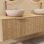 Rond hangend naturel eiken badkamermeubel 160 cm met groevenfront, eiken blad en beige limestone waskom