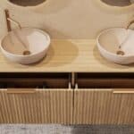 Rond hangend naturel eiken badkamermeubel 160 cm met groevenfront, eiken blad en beige limestone waskom