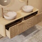 Rond hangend naturel eiken badkamermeubel 160 cm met groevenfront, eiken blad en beige limestone waskom