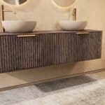 Rond hangend donker eiken badkamermeubel 160 cm met groevenfront, eiken blad en beige limestone waskom