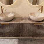 Rond hangend donker eiken badkamermeubel 160 cm met groevenfront, eiken blad en beige limestone waskom