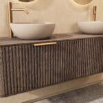 Rond hangend donker eiken badkamermeubel 160 cm met groevenfront, eiken blad en beige limestone waskom