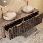 Rond hangend donker eiken badkamermeubel 160 cm met groevenfront, eiken blad en beige limestone waskom