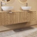 Rond hangend naturel eiken badkamermeubel 160 cm met groevenfront, eiken blad en glanzend witte keramische waskom