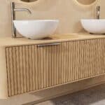 Rond hangend naturel eiken badkamermeubel 160 cm met groevenfront, eiken blad en glanzend witte keramische waskom