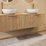 Rond hangend naturel eiken badkamermeubel 160 cm met groevenfront, eiken blad en witte solid surface waskom