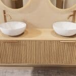 Rond hangend naturel eiken badkamermeubel 160 cm met groevenfront, eiken blad en witte solid surface waskom