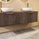 Rond hangend donker eiken badkamermeubel 160 cm met groevenfront, eiken blad en witte solid surface waskom