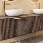 Rond hangend donker eiken badkamermeubel 160 cm met groevenfront, eiken blad en witte solid surface waskom