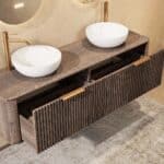 Rond hangend donker eiken badkamermeubel 160 cm met groevenfront, eiken blad en witte solid surface waskom