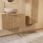 Rond hangend naturel eiken badkamermeubel 80 cm met groevenfront, eiken blad en beige limestone waskom