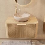 Rond hangend naturel eiken badkamermeubel 80 cm met groevenfront, eiken blad en beige limestone waskom
