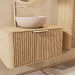 Rond hangend naturel eiken badkamermeubel 80 cm met groevenfront, eiken blad en beige limestone waskom