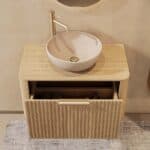 Rond hangend naturel eiken badkamermeubel 80 cm met groevenfront, eiken blad en beige limestone waskom