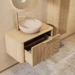 Rond hangend naturel eiken badkamermeubel 80 cm met groevenfront, eiken blad en beige limestone waskom