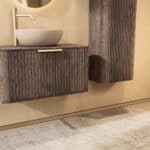 Rond hangend donker eiken badkamermeubel 80 cm met groevenfront, eiken blad en beige limestone waskom