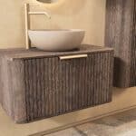 Rond hangend donker eiken badkamermeubel 80 cm met groevenfront, eiken blad en beige limestone waskom