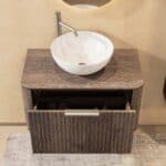 Rond hangend donker eiken badkamermeubel 80 cm met groevenfront, eiken blad en glanzend witte keramische waskom