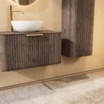 Rond hangend donker eiken badkamermeubel 80 cm met groevenfront, eiken blad en witte solid surface waskom