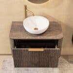 Rond hangend donker eiken badkamermeubel 80 cm met groevenfront, eiken blad en witte solid surface waskom