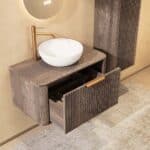 Rond hangend donker eiken badkamermeubel 80 cm met groevenfront, eiken blad en witte solid surface waskom