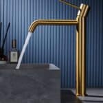 Moderne hoge wastafelkraan in geborsteld goud, geschikt voor een badmeubel met waskom. Voorzien van een duurzame PVD-coating, 5 jaar garantie en verkrijgbaar in 6 kleuren.