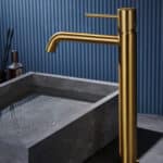 Moderne hoge wastafelkraan in geborsteld goud, geschikt voor een badmeubel met waskom. Voorzien van een duurzame PVD-coating, 5 jaar garantie en verkrijgbaar in 6 kleuren.