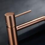 Moderne hoge wastafelkraan in geborsteld koper voor een badmeubel met waskom, geleverd als complete set inclusief bijpassende clickwaste met duurzame PVD-coating. De clickwaste is een handige pop-up afvoer die je eenvoudig opent en sluit door erop te
