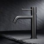 Moderne lage wastafelkraan in black gun metal voor een badmeubel met wastafel, geleverd als complete set inclusief bijpassende clickwaste met duurzame PVD-coating. De clickwaste is een handige pop-up afvoer die je eenvoudig opent en sluit door erop t