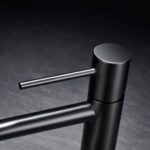 Moderne lage wastafelkraan in black gun metal voor een badmeubel met wastafel, geleverd als complete set inclusief bijpassende clickwaste met duurzame PVD-coating. De clickwaste is een handige pop-up afvoer die je eenvoudig opent en sluit door erop t
