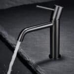 Stijlvolle lage wastafelkraan in black gun metal, ontworpen voor gebruik bij een badmeubel met wastafel. Voorzien van een duurzame PVD-coating, 5 jaar garantie en verkrijgbaar in 6 kleuren.