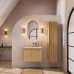 Hangend eiken badkamermeubel 70 cm met vlak front, binnenlade en beige limestone wastafel