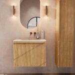 Hangend eiken badkamermeubel 70 cm met vlak front, binnenlade en beige limestone wastafel