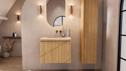 Hangend eiken badkamermeubel 70 cm met vlak front, binnenlade en beige limestone wastafel