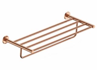 Stijlvol handdoekrek met geïntegreerde handdoekstang uit de Grav serie, uitgevoerd in geborsteld koper met duurzame PVD-coating. Biedt ruimte voor het opbergen en ophangen van handdoeken. Voor wandmontage. De afwerking sluit exact aan bij de geborste