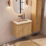 Hangend eiken badkamermeubel 70 cm met vlak front, binnenlade en beige limestone wastafel