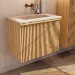 Hangend eiken badkamermeubel 70 cm met vlak front, binnenlade en beige limestone wastafel