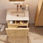 Hangend eiken badkamermeubel 70 cm met vlak front, binnenlade en beige limestone wastafel