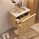 Hangend eiken badkamermeubel 70 cm met vlak front, binnenlade en beige limestone wastafel