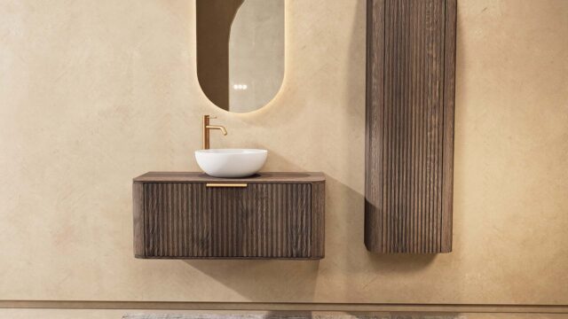 Het Contour Curved badkamermeubel met groevenfront van 100 cm in donker eiken straalt luxe, warmte en verfijning uit. De ronde vorm en de zachte hoeken geven het meubel een elegante uitstraling, terwijl het massieve eikenhouten wastafelblad zorgt voo