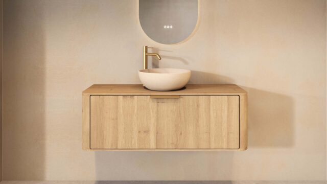 Hangend naturel eiken badkamermeubel 120 cm met afgeronde hoeken en beige limestone opbouwwaskom