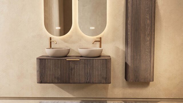 Rond donker eiken wastafelmeubel 120 cm met groevenfront, eiken blad en twee beige limestone waskommen