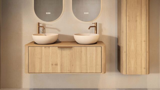 Rond hangend naturel eiken wastafelmeubel 120 cm met afgeronde hoeken en twee beige limestone waskommen