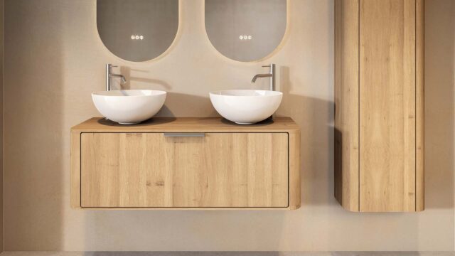 Rond hangend eiken wastafelmeubel 120 cm met ronde hoeken en twee glanzend witte keramische waskommen