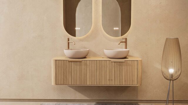 Rond naturel eiken badkamermeubel 140 cm met groevenfront, eiken blad en twee beige limestone waskommen