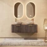 Rond donker eiken wastafelmeubel 140 cm met groevenfront en twee handgemaakte beige limestone waskommen