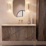 Hangend donker eiken badmeubel 120 cm met vlak front, binnenlade en beige limestone wastafel