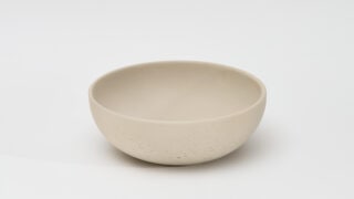 Rond hangend donker eiken badkamermeubel 80 cm met groevenfront, eiken blad en beige limestone waskom